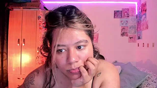 Snapshot of StephaniFox chatting on March 8, 1:39 am StephaniFox online show from March 8, 1:39 am