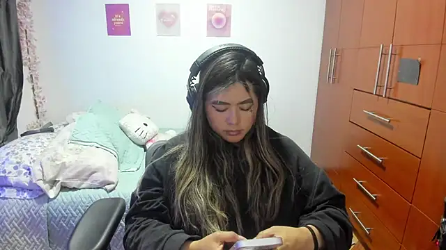 Snapshot of StephaniFox chatting on October 20, 4:13 am StephaniFox online show from October 20, 4:13 am