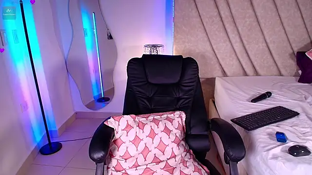 LeahPrada  online show from January 2, 11:16 pm