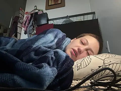 Snapshot of Starving4Cock chatting on February 7, 12:20 am Starving4Cock online show from February 7, 12:20 am