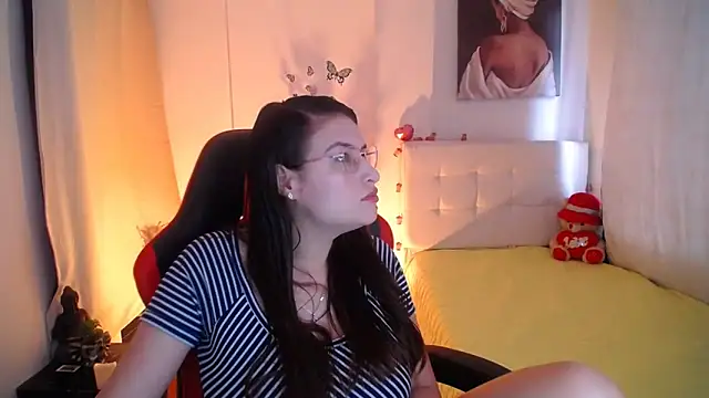 esmeraldaa230 online show from March 13, 4:45 pm