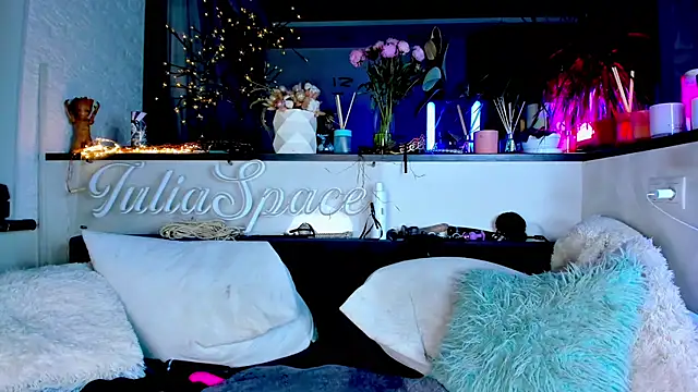  JuliaSpace  online show from January 30, 10:51 pm