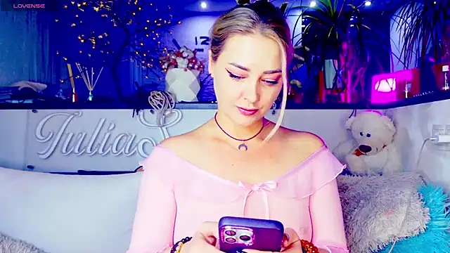  JuliaSpace  online show from November 11, 6:19 pm