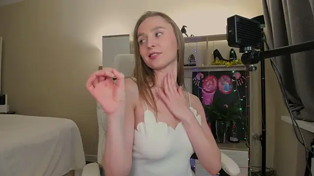 Snapshot of CharlotteWells chatting on January 3, 2:30 pm CharlotteWells online show from January 3, 2:30 pm