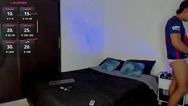 Snapshot of valentino_santoss chatting on February 3, 8:14 pm valentino santoss online show from February 3, 8:14 pm