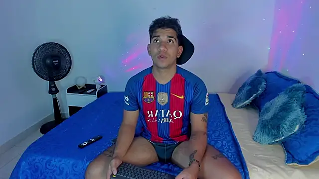 Snapshot of valentino_santoss chatting on February 9, 5:50 pm valentino santoss online show from February 9, 5:50 pm