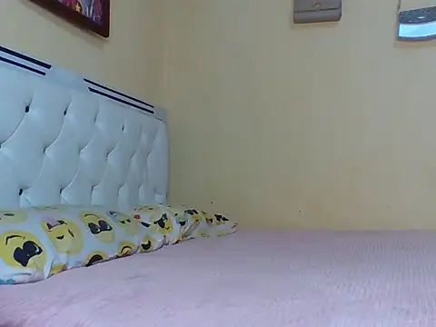 biggestbooty here online show from October 18, 1:01 pm