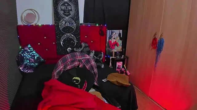 lilith z online show from April 19, 1:10 pm