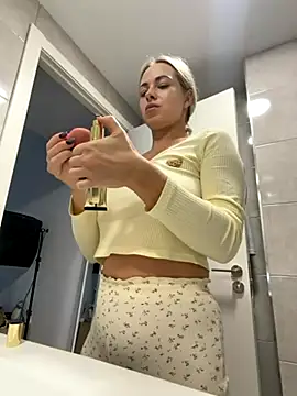 streetdoll online show from November 15, 7:38 am