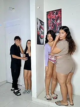 Snapshot of royalgirls_x chatting on February 3, 1:15 am royalgirls x online show from February 3, 1:15 am