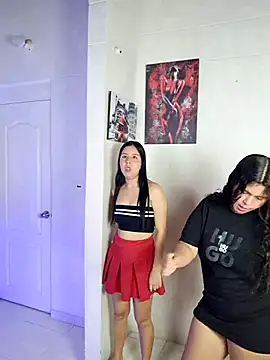 Snapshot of royalgirls_x chatting on February 17, 1:02 am royalgirls x online show from February 17, 1:02 am