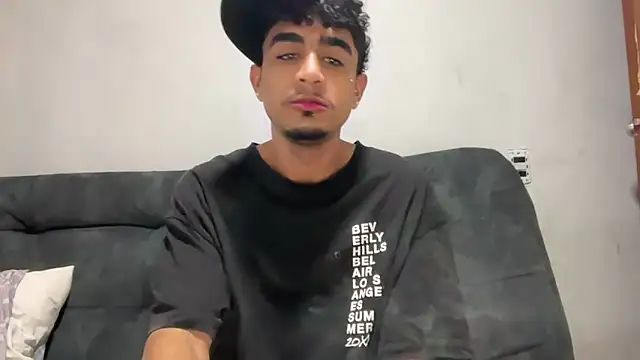 dominic brandd23 online show from December 17, 1:11 am