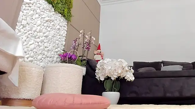 Deliciouslips online show from March 19, 6:35 am