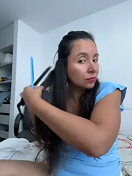Snapshot of emely_sexx20 chatting on June 17, 10:43 pm emely sexx20 online show from June 17, 10:43 pm