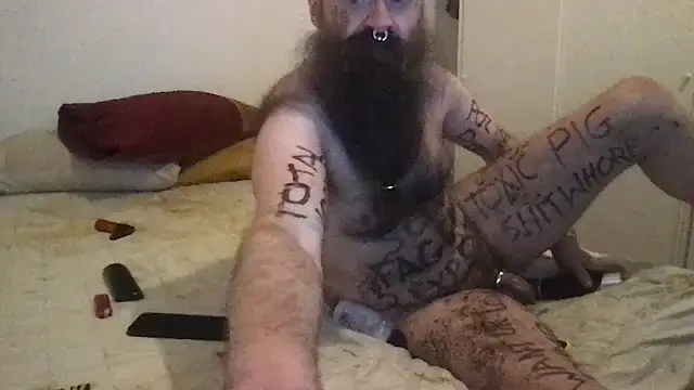 Snapshot of JunkieShitPig chatting on March 21, 11:23 pm JunkieShitPig online show from March 21, 11:23 pm