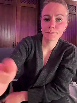 selenaluvv online show from April 4, 3:09 pm