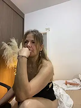 Snapshot of Leyna_liu chatting on January 23, 8:04 am Leyna liu online show from January 23, 8:04 am