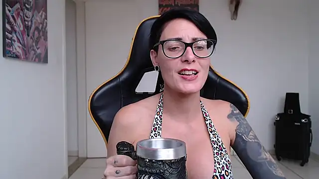Snapshot of CrisBathoryxxx chatting on December 21, 2:26 pm CrisBathoryxxx online show from December 21, 2:26 pm