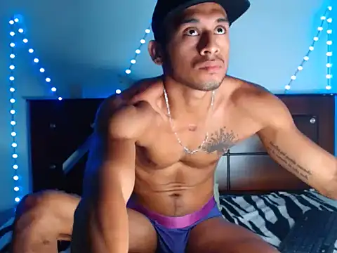 Snapshot of DanteSantoro chatting on December 6, 6:17 pm DanteSantoro online show from December 6, 6:17 pm