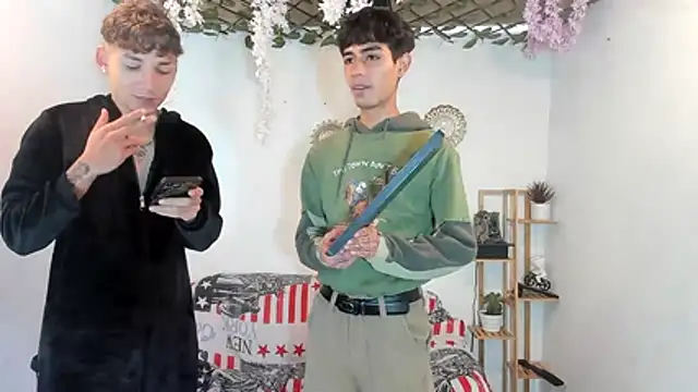 oliverhot2005 online show from November 15, 3:30 pm