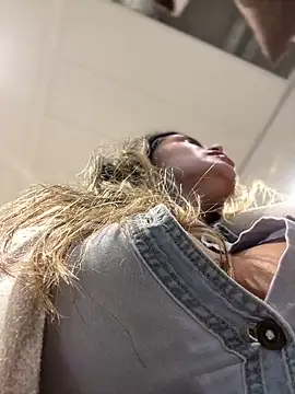 Snapshot of melanny10 chatting on December 10, 1:11 pm melanny10 online show from December 10, 1:11 pm