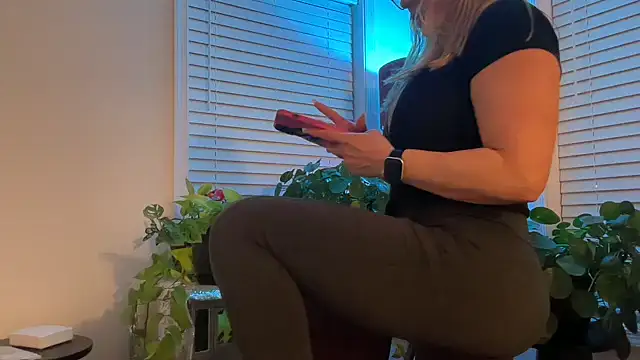 Snapshot of Milf_Goddess chatting on December 17, 8:09 am Milf Goddess online show from December 17, 8:09 am