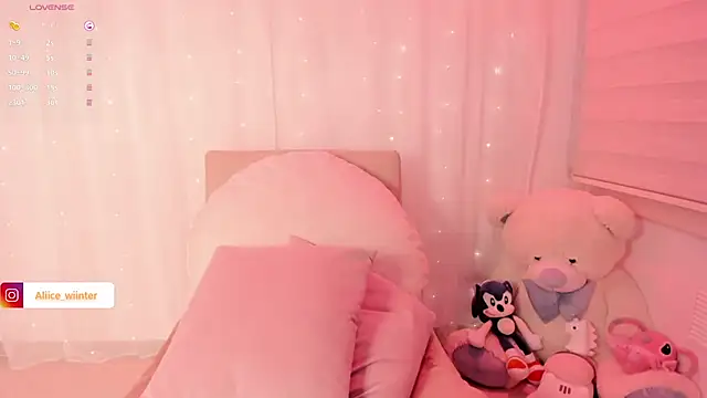 Snapshot of Alice_winter_ chatting on October 6, 7:11 pm Alice winter online show from October 6, 7:11 pm