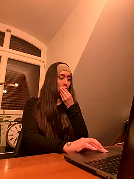 emiliasommer online show from October 4, 8:07 pm