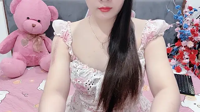 Snapshot of Funikio chatting on May 4, 12:39 am Funikio online show from May 4, 12:39 am