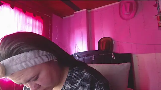 NikkiRous  online show from April 13, 1:38 pm