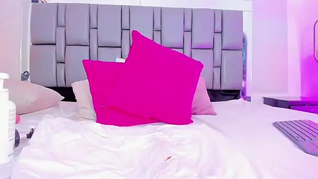 Emily Gil1 online show from February 27, 4:43 pm