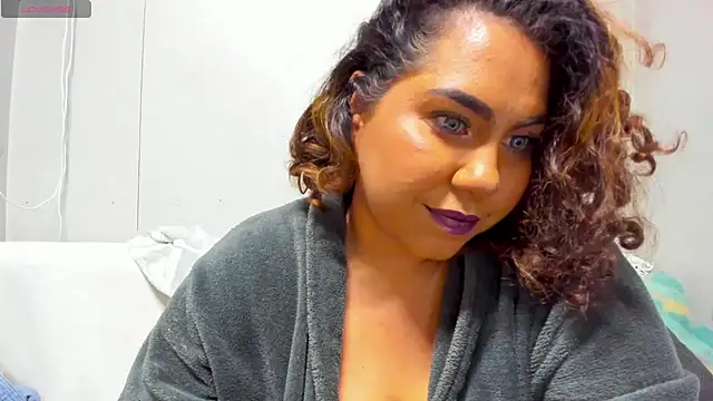 isobeladams20 online show from December 13, 10:45 pm