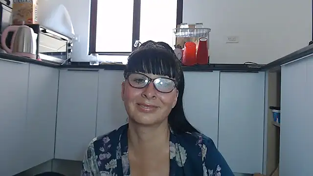 Snapshot of HellenLatin chatting on June 18, 4:00 pm HellenLatin online show from June 18, 4:00 pm