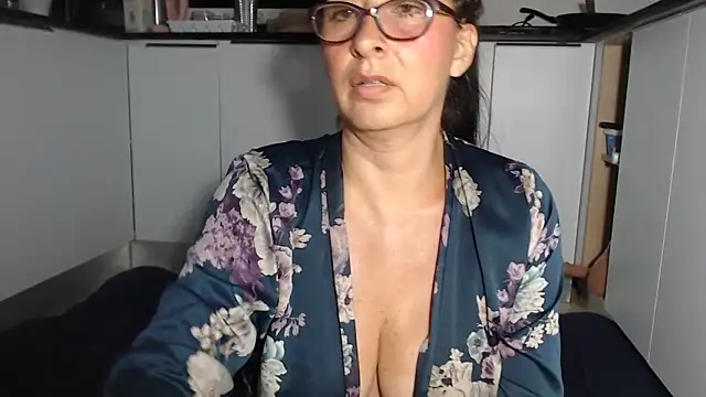 Snapshot of HellenLatin chatting on June 20, 4:26 am HellenLatin online show from June 20, 4:26 am