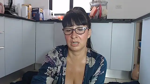 Snapshot of HellenLatin chatting on June 26, 3:38 pm HellenLatin online show from June 26, 3:38 pm