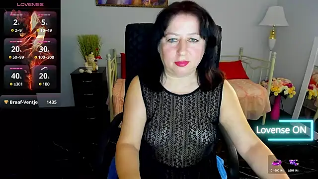 Julia Dean online show from February 1, 4:22 pm