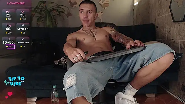 Snapshot of rogert_xx chatting on February 8, 9:03 am rogert xx online show from February 8, 9:03 am