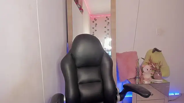 Snapshot of hellensexy chatting on January 12, 12:18 am hellensexy online show from January 12, 12:18 am