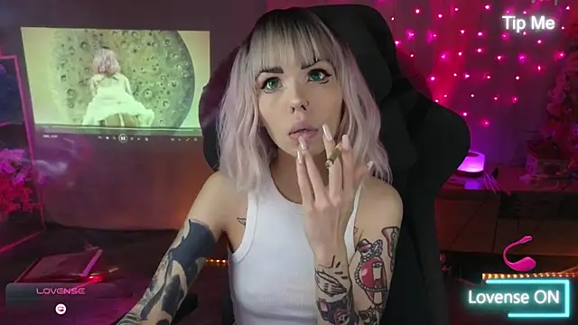 Snapshot of Kerry_Kirk chatting on February 9, 11:31 pm Kerry Kirk online show from February 9, 11:31 pm