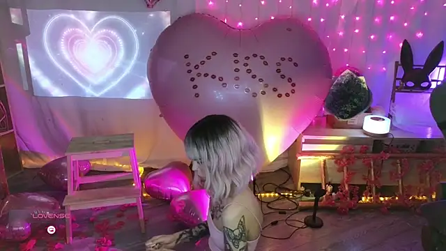 Snapshot of Kerry_Kirk chatting on February 11, 10:04 pm Kerry Kirk online show from February 11, 10:04 pm