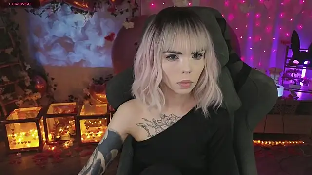 Snapshot of Kerry_Kirk chatting on February 21, 8:32 pm Kerry Kirk online show from February 21, 8:32 pm