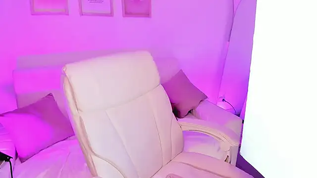 Steff London online show from February 7, 3:34 am