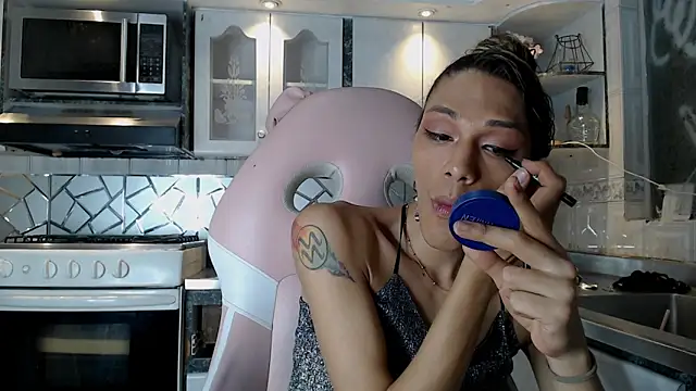 Snapshot of cristinaa_oz chatting on February 15, 7:10 pm cristinaa oz online show from February 15, 7:10 pm