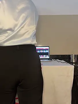 Snapshot of Miss__Malaika chatting on December 21, 6:52 am Miss Malaika online show from December 21, 6:52 am