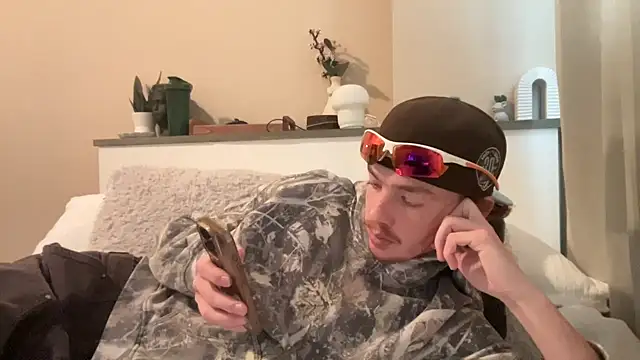 Snapshot of younghungginger chatting on December 1, 8:42 pm younghungginger online show from December 1, 8:42 pm