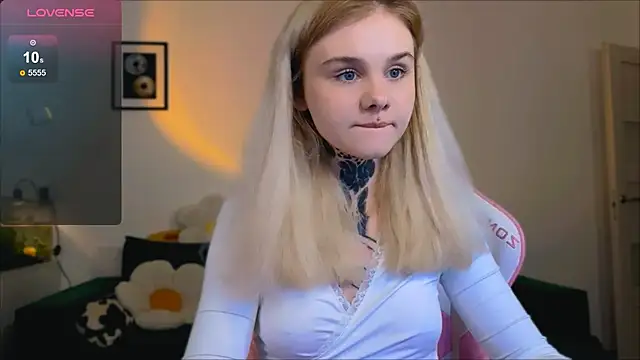 Britney Lynch online show from April 5, 7:11 pm