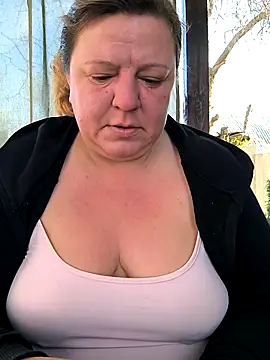 Snapshot of jusichka chatting on April 22, 5:54 am jusichka online show from April 22, 5:54 am