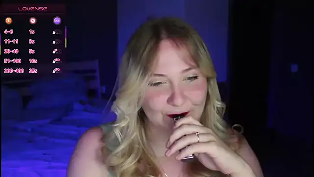 Snapshot of sensual_girrrl chatting on July 6, 12:07 am sensual girrrl online show from July 6, 12:07 am