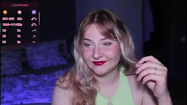 Snapshot of sensual_girrrl chatting on July 29, 12:20 am sensual girrrl online show from July 29, 12:20 am