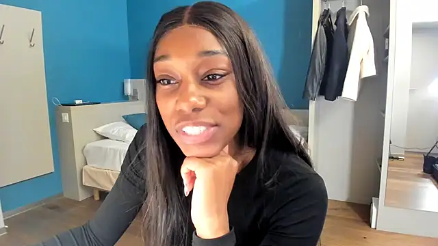 Snapshot of smileybabe chatting on October 31, 8:37 am smileybabe online show from October 31, 8:37 am